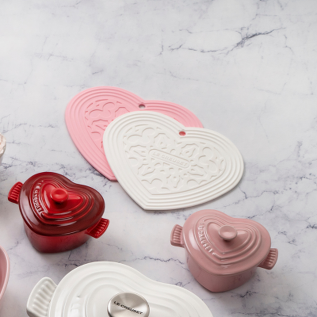 Le Creuset Silicone Heart Trivet image number 1